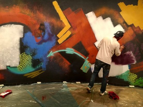 Toxic, il pioniere della street-art al lavoro a Prato