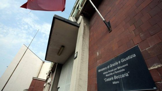 Si fingono assistenti sociali per entrare all'istituto penale minorile, un arresto e due denunce