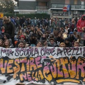 Milano, la protesta degli studenti al liceo Boccioni: "La scuola &egrave; al gelo e cade a pezzi"