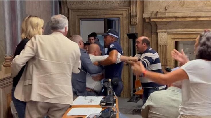 Bandecchi, nuovi guai: “Sono indagato per aver aggredito i vigili, la prossima volta do una testata sui denti”