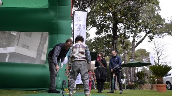 Riccione, in viale Ceccarini si gioca a golf