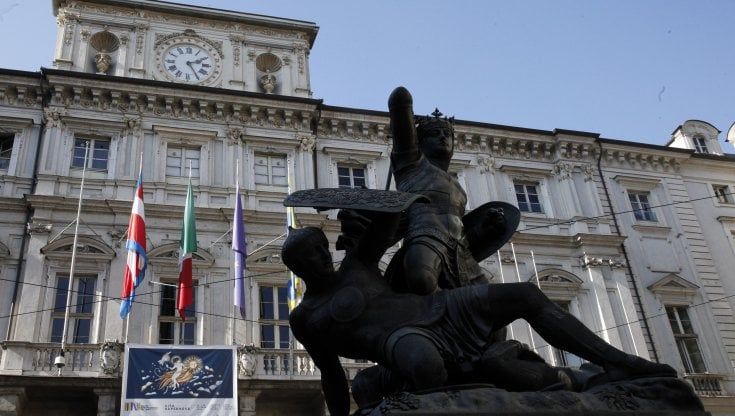 L’aumento Irpef tocca 200mila torinesi. La destra all’attacco: “Via i fondi regionali”