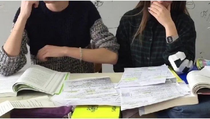 Scuola, a Genova il ritorno  dei banchi biposto divide i presidi