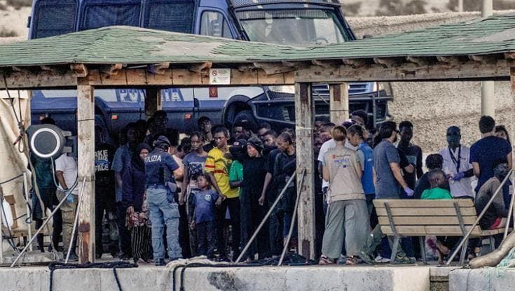 Si riaccende la polemica sul naufragio di Lampedusa. Casarini: “Il governo non ha diramato un alert”