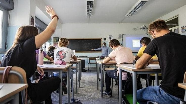 Insegnanti, presidi a caccia di supplenti: stipendi bassi, caro-affitti e distanza spingono i docenti a trovare altri lavori