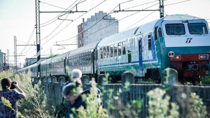 Prato, investita una persona sulla linea ferroviaria: treni fermi sulla linea Firenze-Viareggio