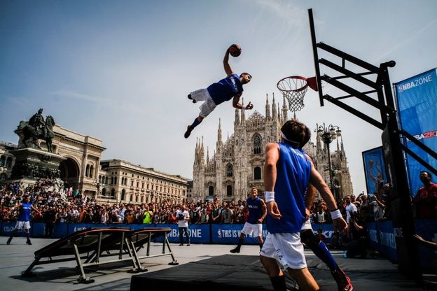 Volando a canestro, assaggio di Nba in piazza Duomo: la star è Gallinari