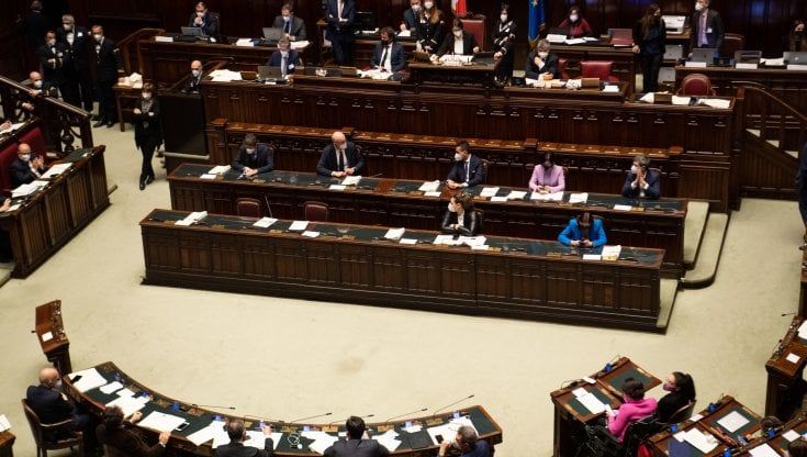 Governo, sotto 4 volte alla Camera. Blitz sul tetto al contante. E Draghi striglia i partiti
