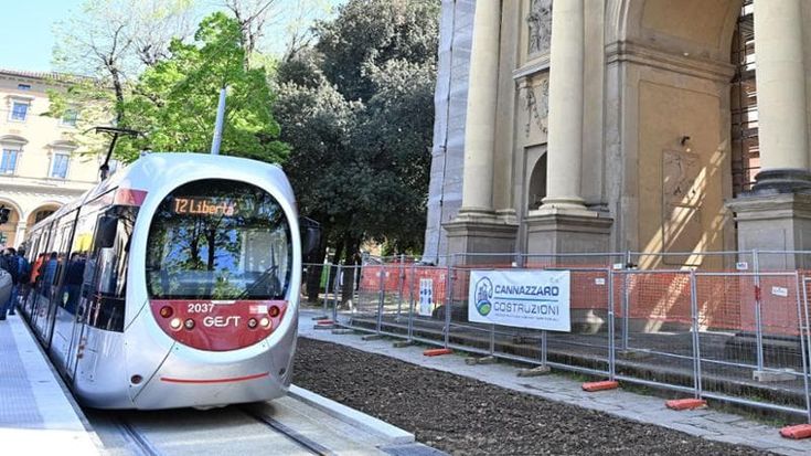 Viaggio prova del tram lungo la Vacs, ma è lite sulla conclusione dei lavori
