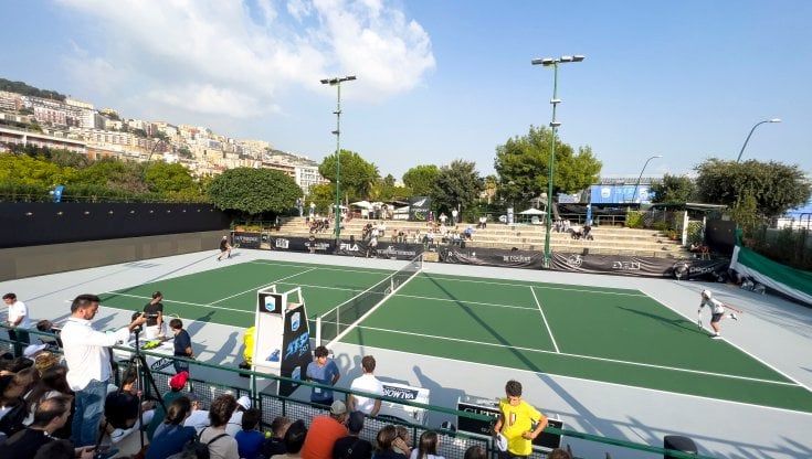 Tennis, Atp Napoli: torneo ancora sospeso per umidità. E scoppia la protesta del pubblico