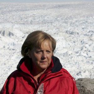 Germania: Merkel cade facendo sci di fondo. Frattura al bacino