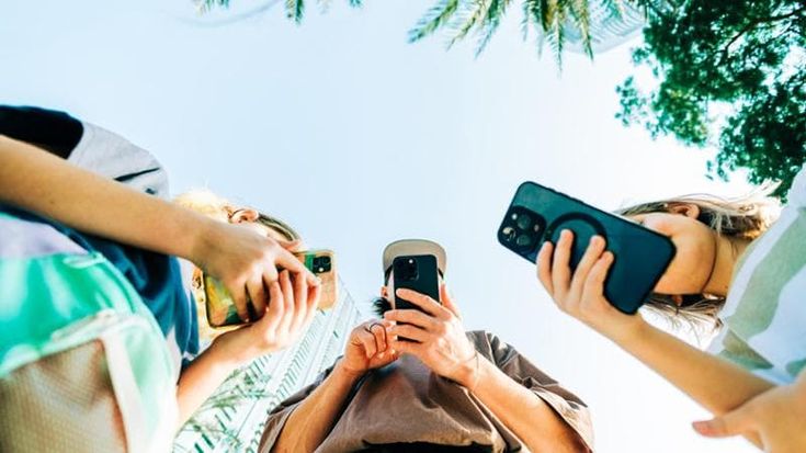 Anche i telefoni avranno il loro Bugiardino: la sfida del pediatra Siani ad Apple e Meta