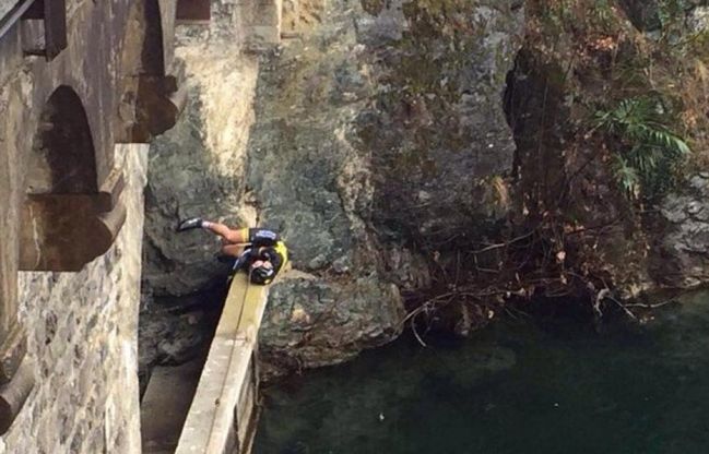 Ciclismo, la brutta avventura di Fiek: finisce nel lago, quasi illeso
