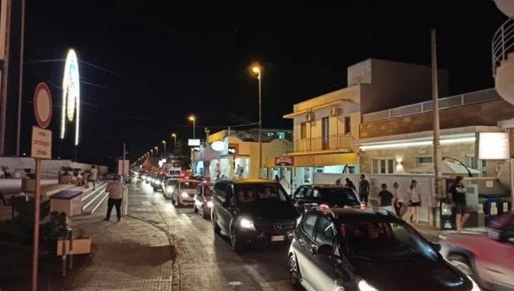 Case pollaio, alcolici e movida: giro di vite contro il turismo selvaggio a Porto Cesareo. "Nuove regole per il 2022"