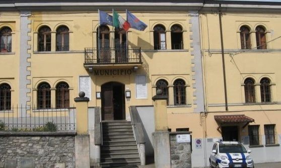 Nasconde una condanna per corruzione, sindaco del Parmense decade dall'incarico