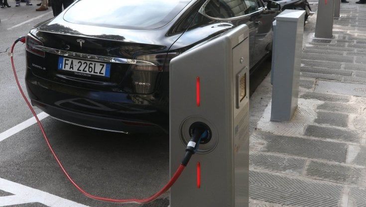 Il parcheggio? Ricarica l'elettrica con l'energia solare
