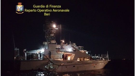 Gargano, 4 tonnellate di marijuana sullo yacht inseguito dalla guardia di finanza: 3 arresti