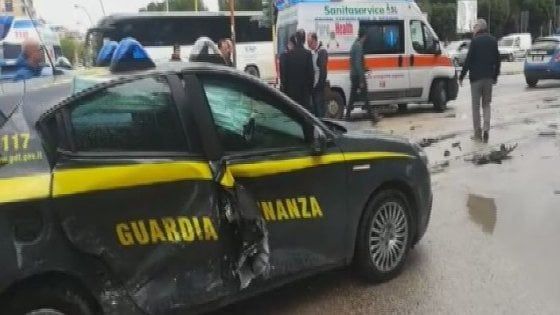 Foggia, un'auto della guardia di finanza si scontra con un'altra macchina a un incrocio: 5 feriti