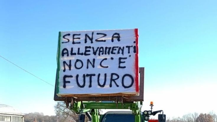 Protesta degli agricoltori, 400 trattori contro la Ue: ritorno alla normalità al casello A1 Valdichiana