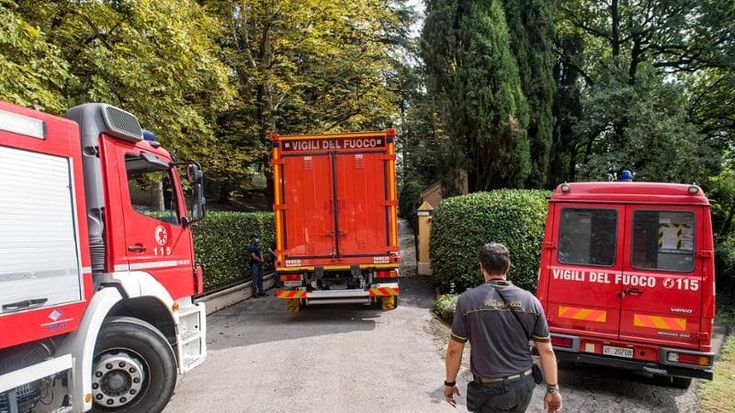 Fiamme in un garage: evacuato un palazzo in via Don Martini