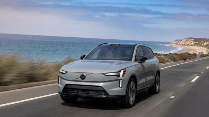Volvo EX90, il Suv elettrico dall’anima digitale debutta sulle strade della California. La prova