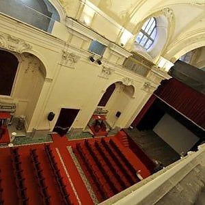 I teatri soccombono, i burocrati vincono