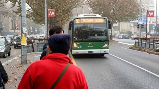 Donna disabile vuole salire sul filobus e dai passeggeri piovono insulti