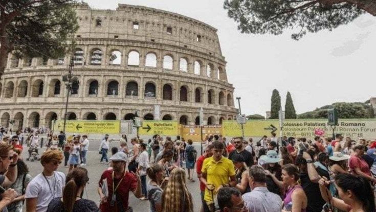 Estorce  40 euro a coppia di turisti, arrestato 'gladiatore' al Colosseo