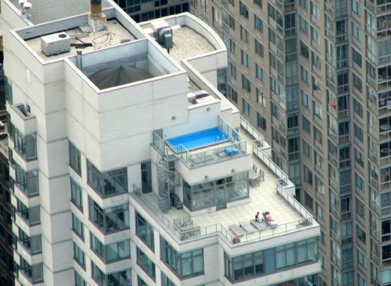 Un tuffo nel cielo: quando la piscina è panoramica