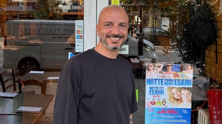 Nicolas Vaporidis celebra a Londra i venti anni di “Notte prima degli esami”: “Emozione e nostalgia”