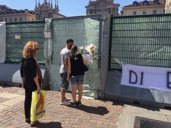 L'omaggio dei torinesi a Erika, morta dopo la notte tragica in piazza San Carlo
