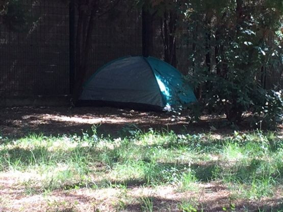 Dopo il prato della stazione, una tenda da campeggio in viale Malta