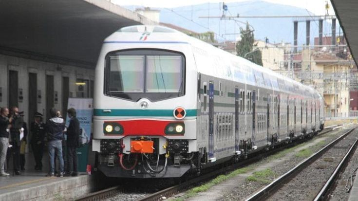 Muore investito dal treno a Massa, ritardi fino a 200 minuti, poi la circolazione torna regolare