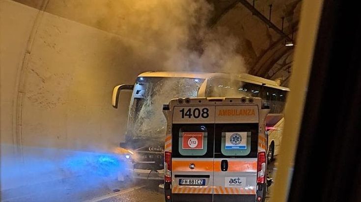 Scontro tra pullman e ambulanza in galleria a Urbino: 4 morti