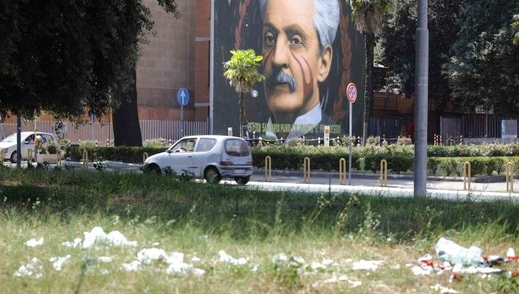 Degrado e rifiuti nei giardinetti davanti al Cardarelli, la resa dello sponsor: "Costi alti". Il Comune: "Interverremo" 