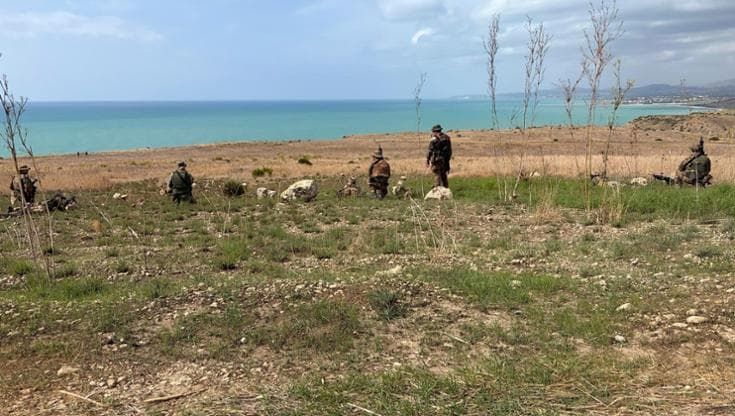 Turisti a Punta Bianca trovano i soldati con i fucili in pugno: c’è un’esercitazione militare
