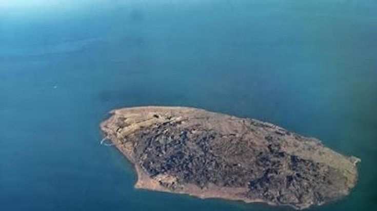 Usa attaccano Larak, l’isola strategica nello Stretto di Hormuz diventata il “casello di Teheran”