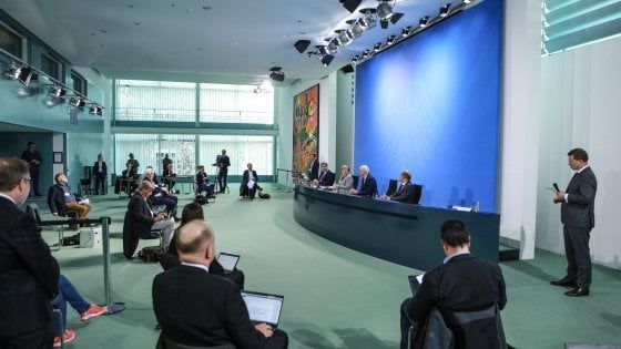 Coronavirus, così la Germania prova a ripartire. Merkel preoccupata: "Basta con le discussioni"