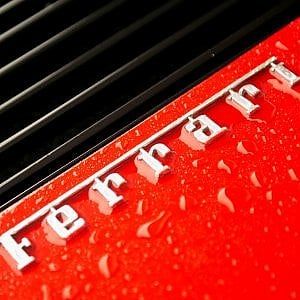 Ferrari, l'utile cresce a 160 milioni. Camilleri: "Target 2022 ambiziosi". E il titolo crolla