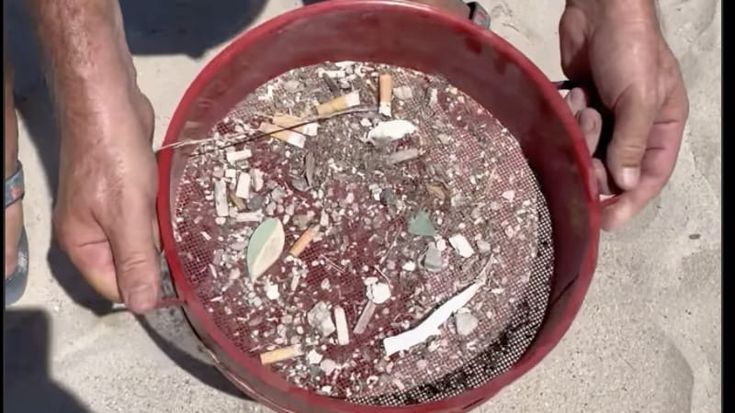 Bari, con i volontari Retake “Scola la sabbia”, l’iniziativa per pulire la spiaggia Pane e pomodoro