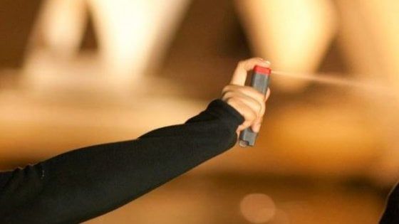 Studente spruzza spray urticante a scuola, 500 intossicati  