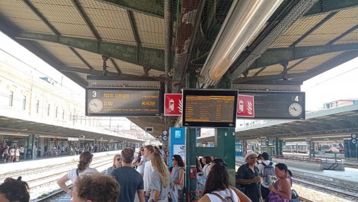 Treni, caos tra Bari e Foggia a causa di “danni da ignoti”. Ritardi fino a 3 ore e deviazioni