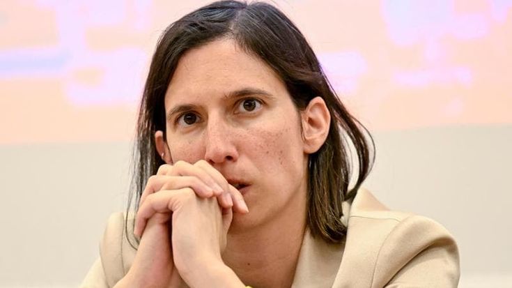 Schlein dopo le parole di La Russa: “Disgustoso che il presidente del Senato colpevolizzi una donna che denuncia una violenza”
