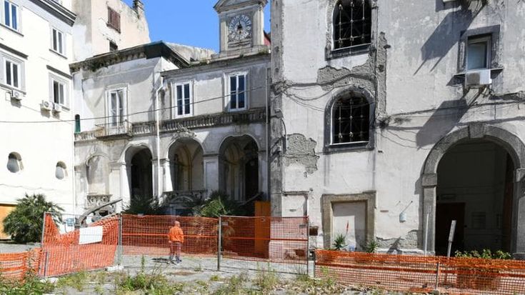 Ospedale degli Incurabili in rovina, la Asl 1 chiede i danni: 5 mln di risarcimento