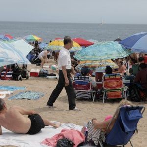 Addio "Baywatch", sulle spiagge americane arrivano i bagnini senior