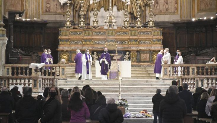Napoli, il vescovo celebra i funerali di ornella al Duomo