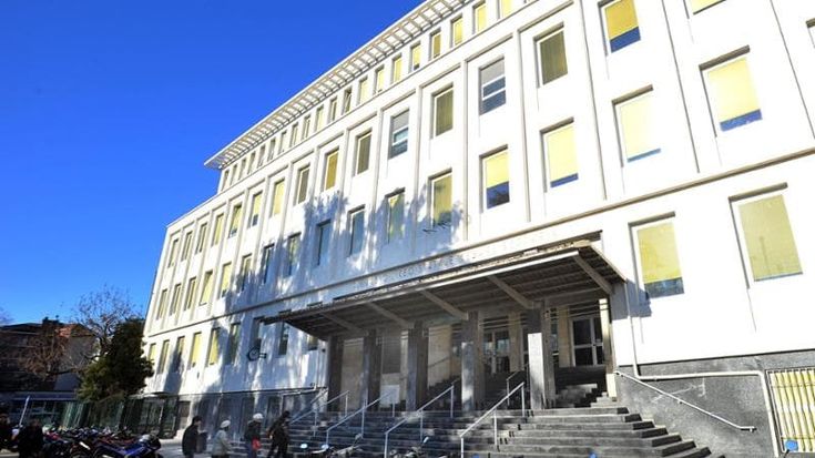 Ascensore fermo al Beccaria: liceale disabile e la sua classe fanno lezione in biblioteca da mesi