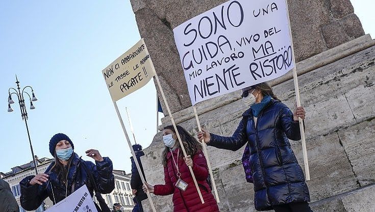 I sindacati chiedono subito il blocco dei licenziamenti. Altro deficit di 32 miliardi