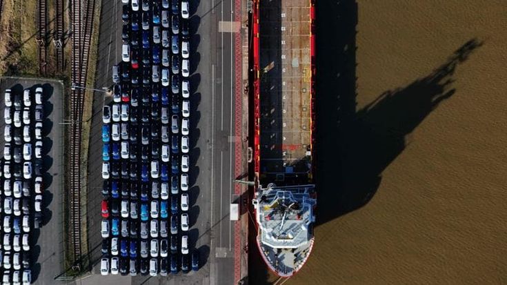 Nuovi dazi auto al 25%, Bruxelles: “No al ricatto Usa”. Sul tavolo lo stop all’intesa