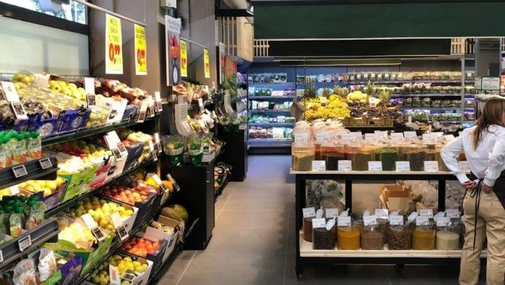 Danneggia supermercato e molesta la cassiera: denunciato per violenza sessuale